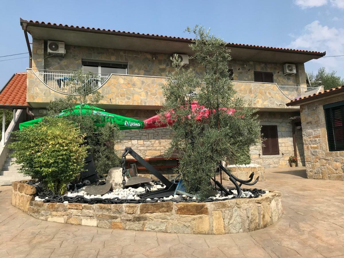 Tourist Farm With Apartments Fig Tree Dekani Kültér fotó
